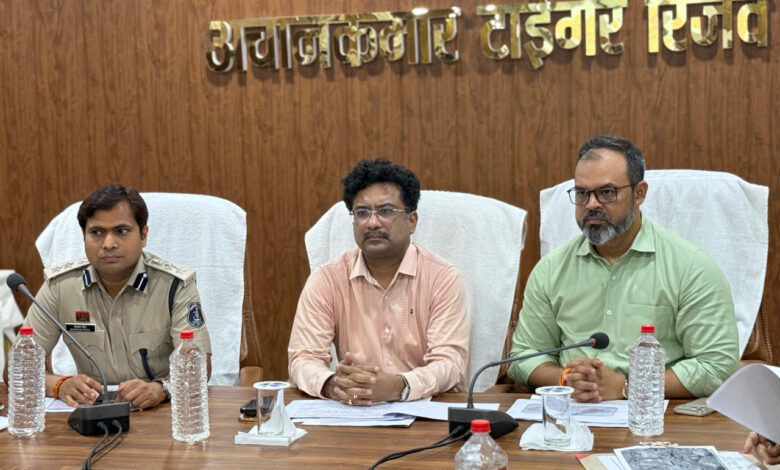 प्रमुख सचिव बोरा अचानकमार क्षेत्र का किया दौरा, शिक्षा, स्वास्थ्य और आधारभूत सुविधाओं के विस्तार को लेकर दिए निर्देश