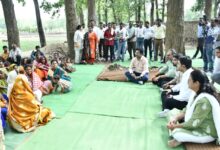 प्रमुख सचिव और कलेक्टर ने जमीन पर बैठकर सुनी अचानकमार क्षेत्र के लोगों की फरियाद
