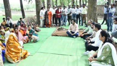 प्रमुख सचिव और कलेक्टर ने जमीन पर बैठकर सुनी अचानकमार क्षेत्र के लोगों की फरियाद