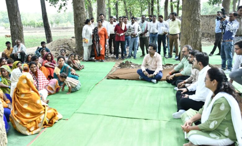 प्रमुख सचिव और कलेक्टर ने जमीन पर बैठकर सुनी अचानकमार क्षेत्र के लोगों की फरियाद