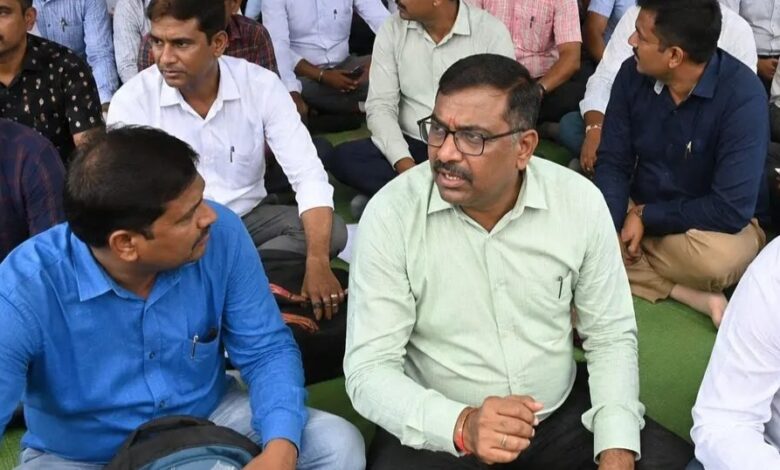 नायब तहसीलदार से कथित मारपीट मामला में तहसीलदारों ने की सामूहिक हड़ताल, राजस्व कामकाज हुआ प्रभावित नायब तहसीलदार से कथित मारपीट मामला में तहसीलदारों ने की सामूहिक हड़ताल, राजस्व कामकाज हुआ प्रभावित