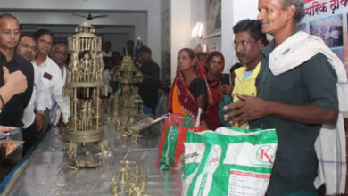 सारंगढ़ में जनजातीय कारीगर हैंडीक्राफ्ट मेला आयोजित, झारा शिल्प और बेलमेटल उत्पाद रहे आकर्षण का केंद्र