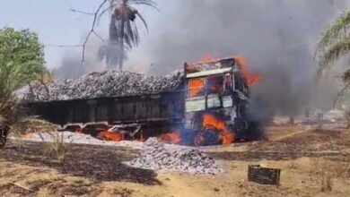 तेंदूपत्ता से भरे ट्रक में लगी आग, ट्रक में भरा तेंदूपत्ता व वाहन जलकर खाक