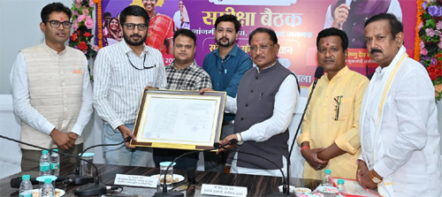 मुख्यमंत्री साय ने अजीम प्रेमजी फाउंडेशन को सौंपी भूमि आबंटन आदेश की प्रति