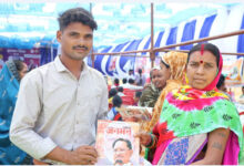 सुशासन तिहार में शासन की योजनाओं के जानकारी हेतु जन-मन पत्रिका का वितरण