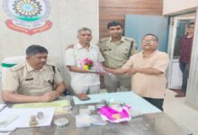 सड़क पर पड़े मिला 20 तोला सोना और नकदी भरा बैग, पुलिस को सौंपा सड़क पर पड़े मिला 20 तोला सोना और नकदी भरा बैग, पुलिस को सौंपा