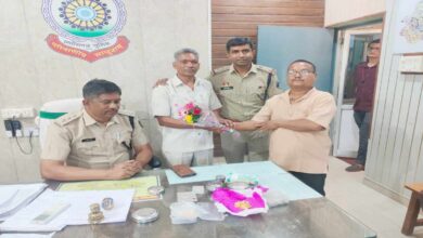 सड़क पर पड़े मिला 20 तोला सोना और नकदी भरा बैग, पुलिस को सौंपा