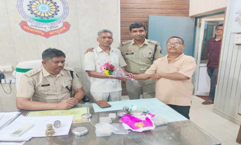 सड़क पर पड़े मिला 20 तोला सोना और नकदी भरा बैग, पुलिस को सौंपा