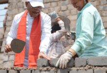 ईंट जोड़ाई अच्छे से करिए… मसाला बढिय़ा से डालिए – जब श्रमिक बहन ने मुख्यमंत्री को सिखाया काम