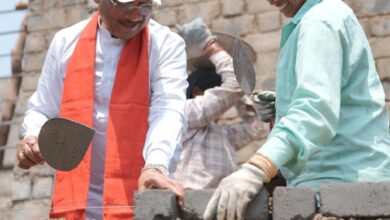 ईंट जोड़ाई अच्छे से करिए… मसाला बढिय़ा से डालिए – जब श्रमिक बहन ने मुख्यमंत्री को सिखाया काम