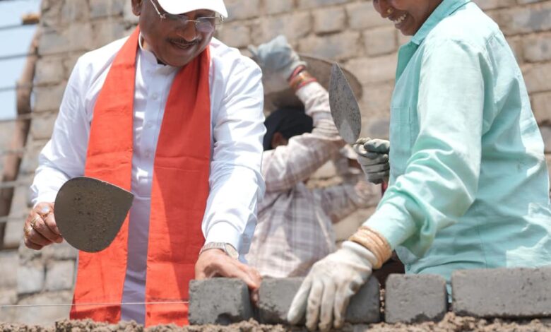 ईंट जोड़ाई अच्छे से करिए… मसाला बढिय़ा से डालिए – जब श्रमिक बहन ने मुख्यमंत्री को सिखाया काम
