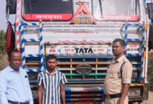 रेत उत्खनन में लगी चौन माउंटेड मशीन सील, अवैध ईंट परिवहन करते ट्रक जब्त
