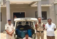 बिजली ऑफिस के पास कार से 450 लीटर अवैध महुआ शराब जब्त