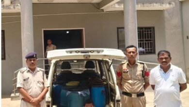 बिजली ऑफिस के पास कार से 450 लीटर अवैध महुआ शराब जब्त