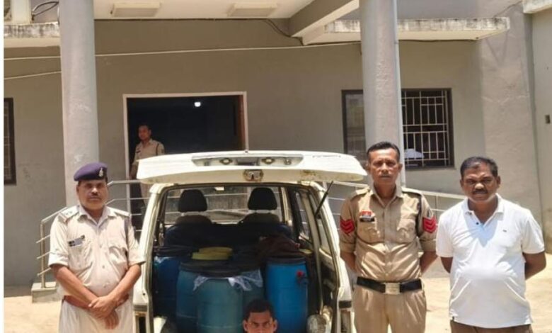 बिजली ऑफिस के पास कार से 450 लीटर अवैध महुआ शराब जब्त