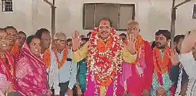 अघनपुर जात्रा में पहली बार किसी अतिथि को सिरहा के साथ कांटों के झूले पर बैठेने का मिला अवसर अघनपुर जात्रा में पहली बार किसी अतिथि को सिरहा के साथ कांटों के झूले पर बैठेने का मिला अवसर