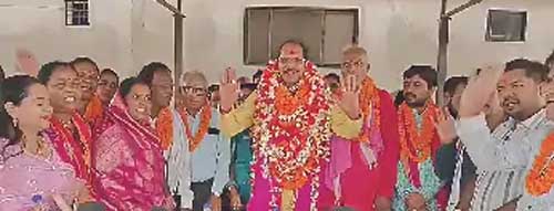 अघनपुर जात्रा में पहली बार किसी अतिथि को सिरहा के साथ कांटों के झूले पर बैठेने का मिला अवसर 