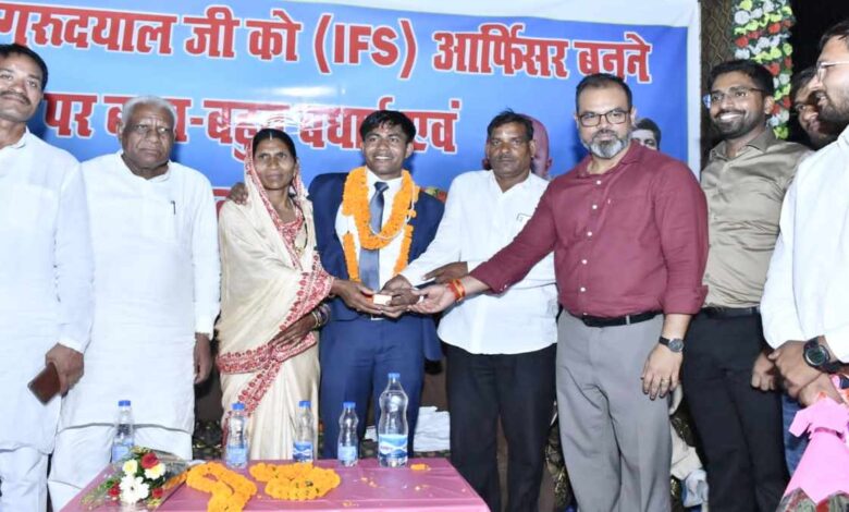 मुंगेली के गुरुदयाल जांगड़े ने IFS में 105वीं रैंक हासिल कर रचा इतिहास, जिले में खुशी की लहर मुंगेली के गुरुदयाल जांगड़े ने IFS में 105वीं रैंक हासिल कर रचा इतिहास, जिले में खुशी की लहर