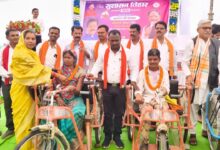 दूरस्थ वनांचल क्षेत्र तक पहुंच रहा शासन-प्रशासन, दिव्यांगजनों को मिली ट्रायसाइकिल और पेंशन स्वीकृति