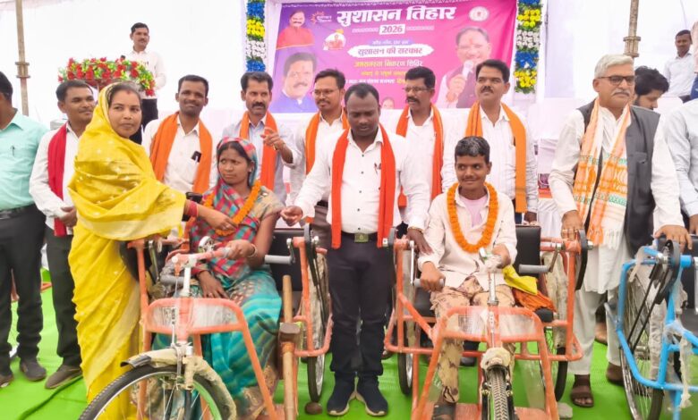 दूरस्थ वनांचल क्षेत्र तक पहुंच रहा शासन-प्रशासन, दिव्यांगजनों को मिली ट्रायसाइकिल और पेंशन स्वीकृति