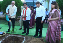 राज्यपाल डेका ने किया पौधरोपण, कवर्धा कलेक्ट्रेट परिसर में रोपा आम का पौधा, पर्यावरण संरक्षण का दिया संदेश