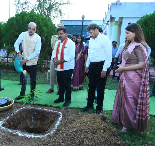 राज्यपाल डेका ने किया पौधरोपण, कवर्धा कलेक्ट्रेट परिसर में रोपा आम का पौधा, पर्यावरण संरक्षण का दिया संदेश