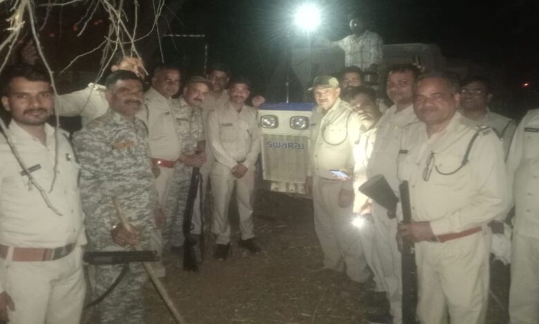 वन विभाग का बड़ा एक्शन अवैध खनन रोकने के दौरान माफियाओं से भिड़ंत, ट्रैक्टर जब्त वन विभाग का बड़ा एक्शन अवैध खनन रोकने के दौरान माफियाओं से भिड़ंत, ट्रैक्टर जब्त