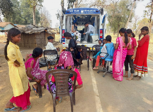 पीएम-जनमन योजना से दूरस्थ जनजातीय गांवों तक पहुंचीं स्वास्थ्य सेवाएं, जंगल-पहाड़ के बीच इलाज की नई उम्मीद मोबाइल मेडिकल यूनिट