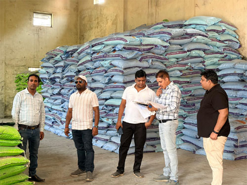 भंडारण एवं वितरण में अनियमितता मिलने पर दो कृषि केंद्रों पर कार्रवाई, एक प्रतिष्ठान सीलबंद