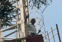 घर पर बुलडोजर चलाने से नाराज 68 वर्षीय बुजुर्ग चढ़ा हाईटेंशन टावर पर, आत्महत्या की दी धमकी