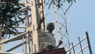 घर पर बुलडोजर चलाने से नाराज 68 वर्षीय बुजुर्ग चढ़ा हाईटेंशन टावर पर, आत्महत्या की दी धमकी
