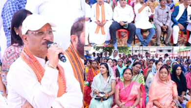 सरगुजा जिले के ग्राम सिलमा में अचानक उतरा मुख्यमंत्री का हेलीकॉप्टर, खाट में बैठकर ग्रामीणों से किया संवाद