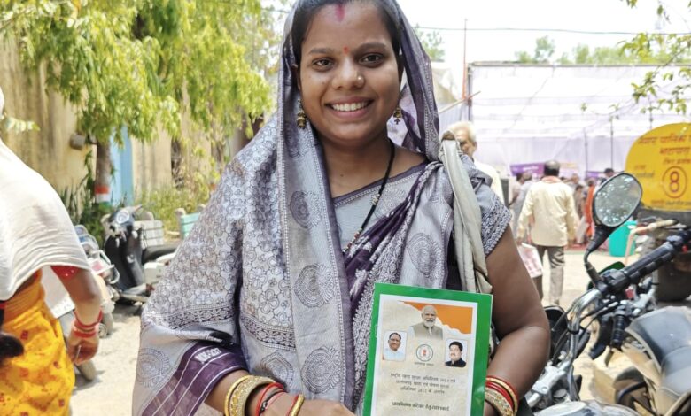 सुनीता को मौके पर मिला राशन कार्ड, चेहरे पर लौटी मुस्कान