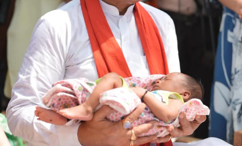 एक माह के नवजात का मुख्यमंत्री ने किया नामकरण, रविशंकर नाम से गूंजा गांव का आंगन