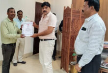 संरक्षा के प्रति सजग रेलकर्मियों को मंडल रेल प्रबंधक दयानंद ने सम्मानित किया