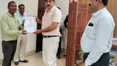 संरक्षा के प्रति सजग रेलकर्मियों को मंडल रेल प्रबंधक दयानंद ने सम्मानित किया