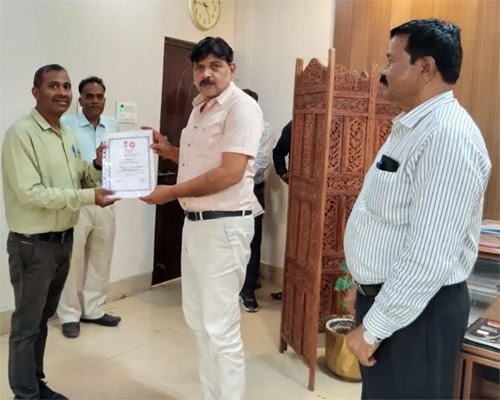 संरक्षा के प्रति सजग रेलकर्मियों को मंडल रेल प्रबंधक दयानंद ने सम्मानित किया