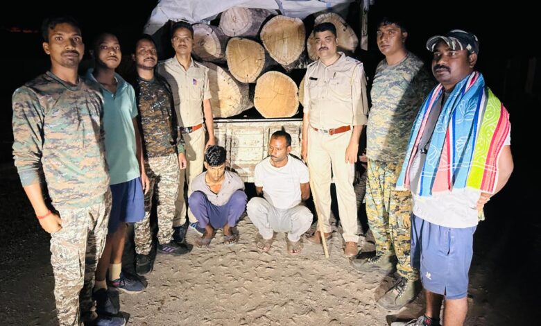 8 नग साल लट्ठा सहित पिकअप वाहन जब्त, दो आरोपी गिरफ्तार, न्यायिक अभिरक्षा में भेजे गए