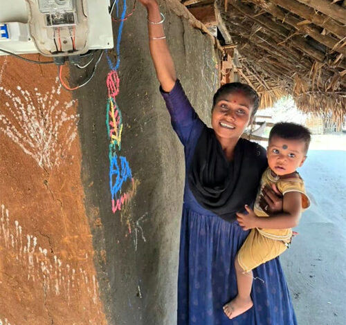 सुकमा के दुर्गम पुसगुड़ा गांव में दशकों बाद पहुँचा उजियारा, ग्रामीणों ने कहा- यह किसी चमत्कार से कम नहीं