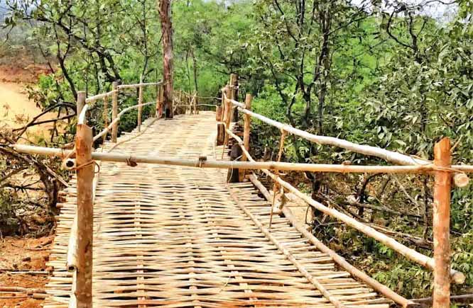 अबूझमाड़ के दुर्गम इलाके में मानसून की चुनौती से निपटने बनाया 60 मीटर लंबा पुल 