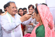 मुख्यमंत्री साय ने हितग्राहियों को अपने हाथों से पहनाया नजर का चश्मा