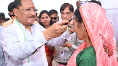 मुख्यमंत्री साय ने हितग्राहियों को अपने हाथों से पहनाया नजर का चश्मा