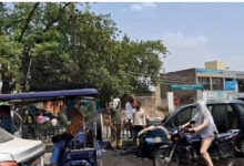 काली बाड़ी चौक के पास कार में लगी आग