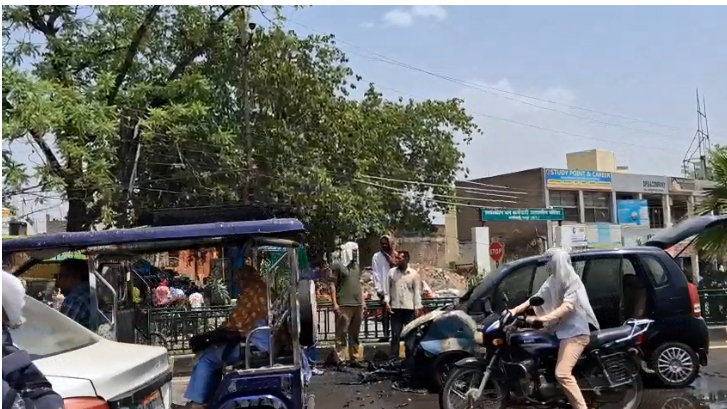 काली बाड़ी चौक के पास कार में लगी आग