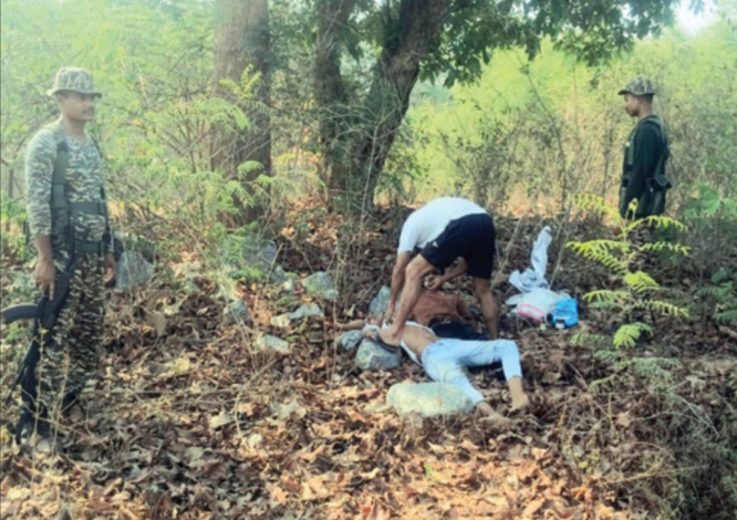सुरक्षाबलों ने घायल दो युवकों का प्राथमिक उपचार कर जिला अस्पताल भिजवाया