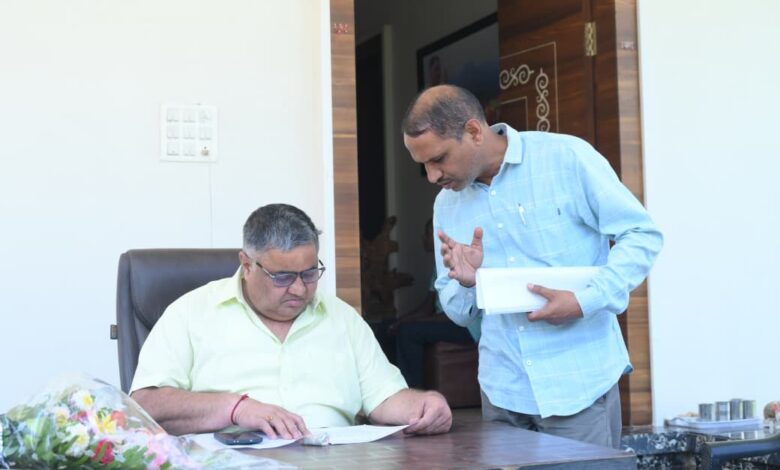 लखनपुर निज निवास पर मंत्री ने सुनीं क्षेत्रवासियों की समस्याएं, अधिकारियों को त्वरित समाधान के दिए कड़े निर्देश