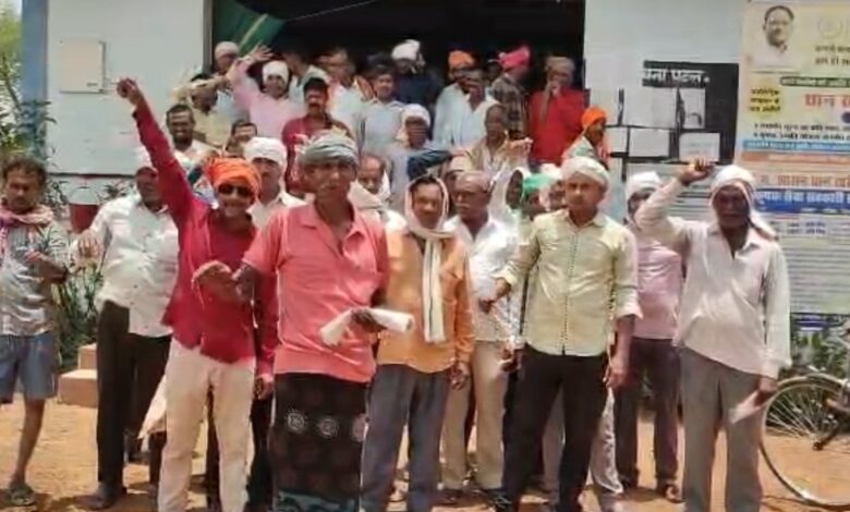 गरियाबंद में खाद वितरण पर विवाद, किसानों ने लगाया कमी का आरोप और किया हंगामा