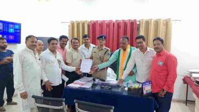 इंदौर में पानी संकट पर अनोखा विरोध, गुमशुदा पानी की FIR दर्ज करने की मांग