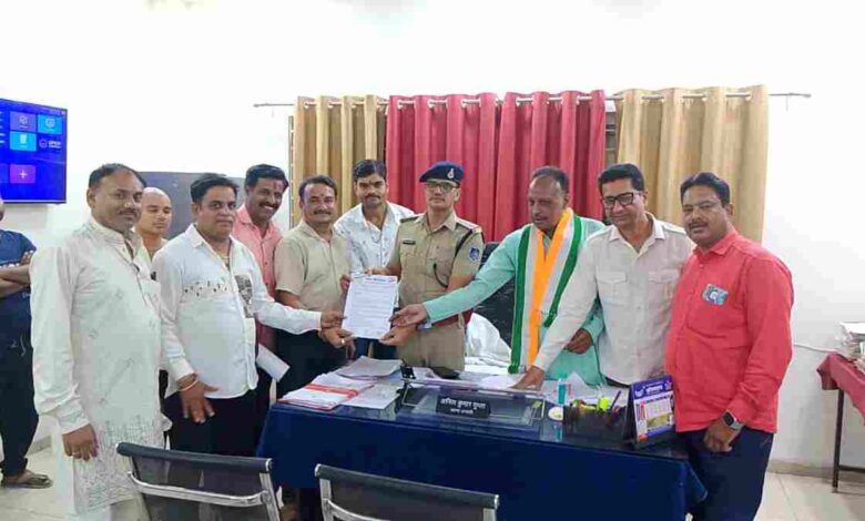 इंदौर में पानी संकट पर अनोखा विरोध, गुमशुदा पानी की FIR दर्ज करने की मांग