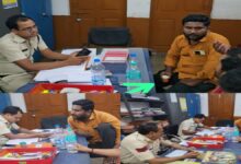 बिलासपुर में बवाल कबाड़ माफिया की थाने में चाय पीती तस्वीर वायरल, पुलिस पर उठे सवाल
